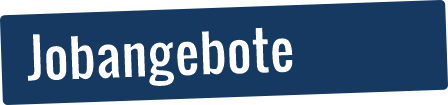 Ein blaues, rechteckiges Schild mit der Aufschrift "Jobangebote" in weißer Schrift ist am Eifel-Camp angebracht.